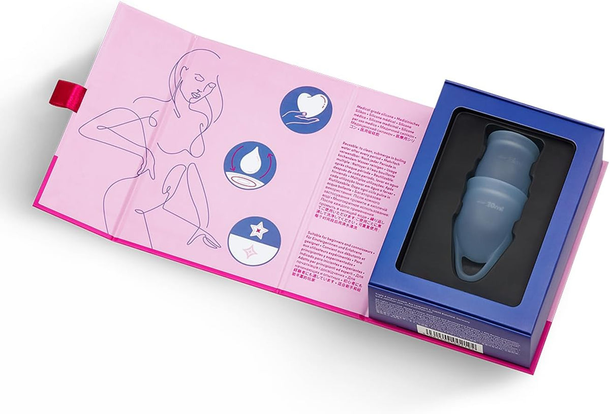 Set de 2 copas menstruales Satisfyer para gestión menstrual en silicona, con diseño ergonómico y cómodo.