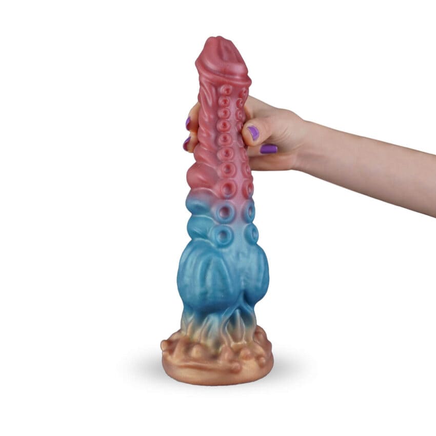 Dildo Camtoyz Arcana con forma curva y textura detallada para uso íntimo, de color natural y tamaño mediano.