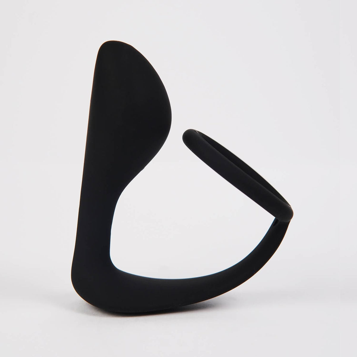 Anillo para el pene Attum Camtoyz de Distrisex, accesorio de silicona de color negro, con diseño ergonómico y ajustable.