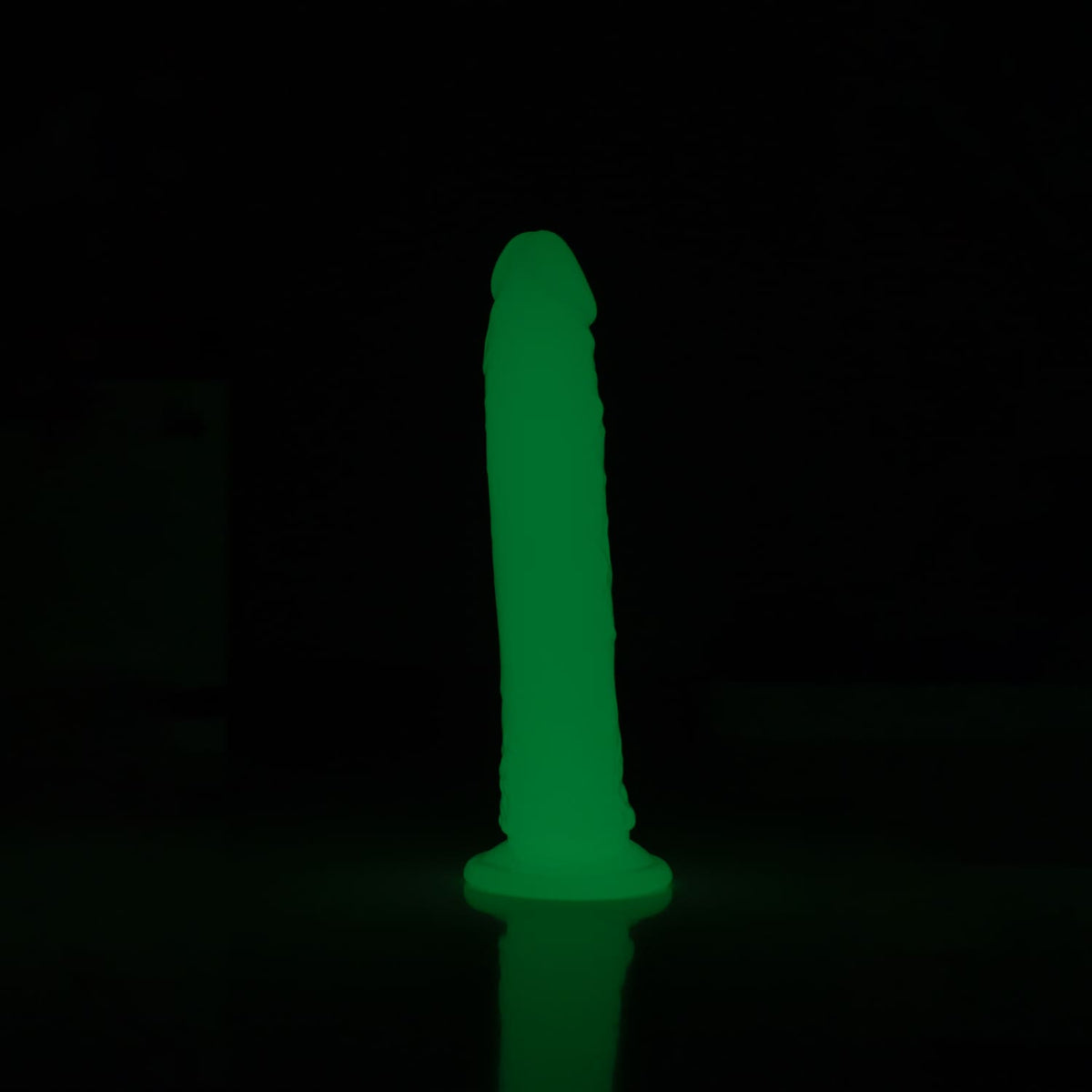 Dildo fluorescente y realista Elara de 20.5 cm de Laura Bayona, transparente y con detalles que imitan la textura natural.