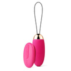 Huevo vibrador Elva de Svakom en color fucsia, diseñado para parejas, muestra el dispositivo en una superficie blanca.