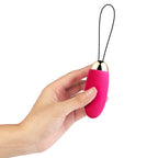 Huevo vibrador Elva Svakom de color fucsia, diseñado para parejas, con control remoto y textura suave para placer íntimo.