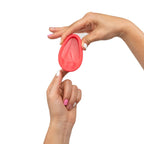 Disco menstrual UVA de gestión menstrual, en color rosa, mostrando su forma y material suave y flexible.