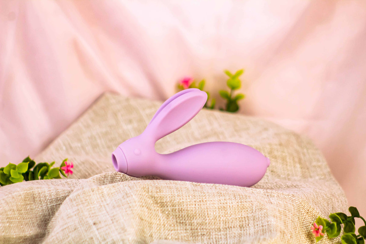 Succionador de clítoris Rabbit de Frenesí con control por app, en color rosa con diseño ergonómico y suaves texturas.