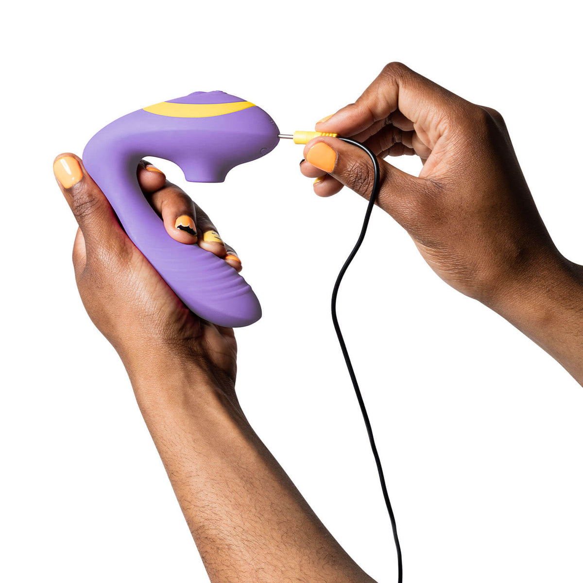 Vibrador y succionador Romp Reverb en forma de conejo, cargando con diseño elegante y detalles en la imagen.