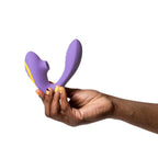 Vibrador y succionador Romp Reverb en forma de conejo, vista lateral con mano, sin fondo, para uso íntimo.