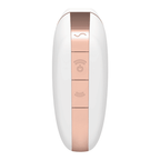 Succionador Satisfyer Love Triangle blanco, diseño ergonómico y suave para placer íntimo, visible en la imagen.