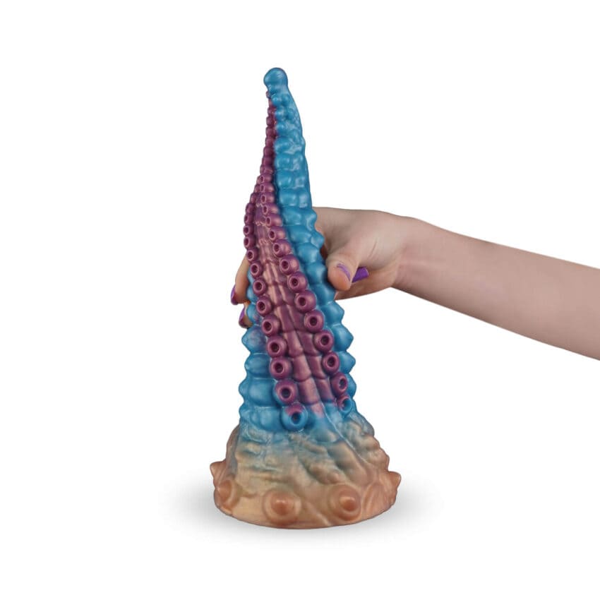 Dildo Vortex de la marca Camtoyz, con diseño giratorio y texturizado, en color transparente sobre fondo neutro.