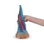 Dildo Vortex de la marca Camtoyz, con diseño giratorio y texturizado, en color transparente sobre fondo neutro.