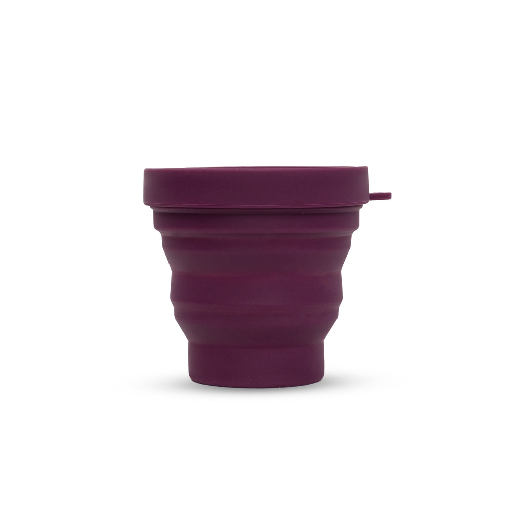 Copa menstrual UVA de talla B en color morado, gestión menstrual, diseñada para comodidad y protección femenina.