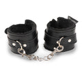 Esposas BDSM negras Feraly de la marca Camtoyz, hechas de material resistente y con cierre metálico para juegos de restricción.