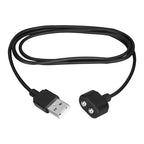 Cargador USB negro de la marca Satisfyer, con cable y conector USB tipo C para cargar dispositivos electrónicos.