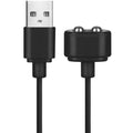 Cargador USB negro de Satisfyer, compacto y portátil, con conector USB para cargar dispositivos electrónicos.
