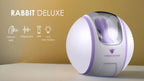 Succionador de clítoris Frenesí Rabbit con control por app, diseño ergonómico y botones en color rosa en fondo blanco.