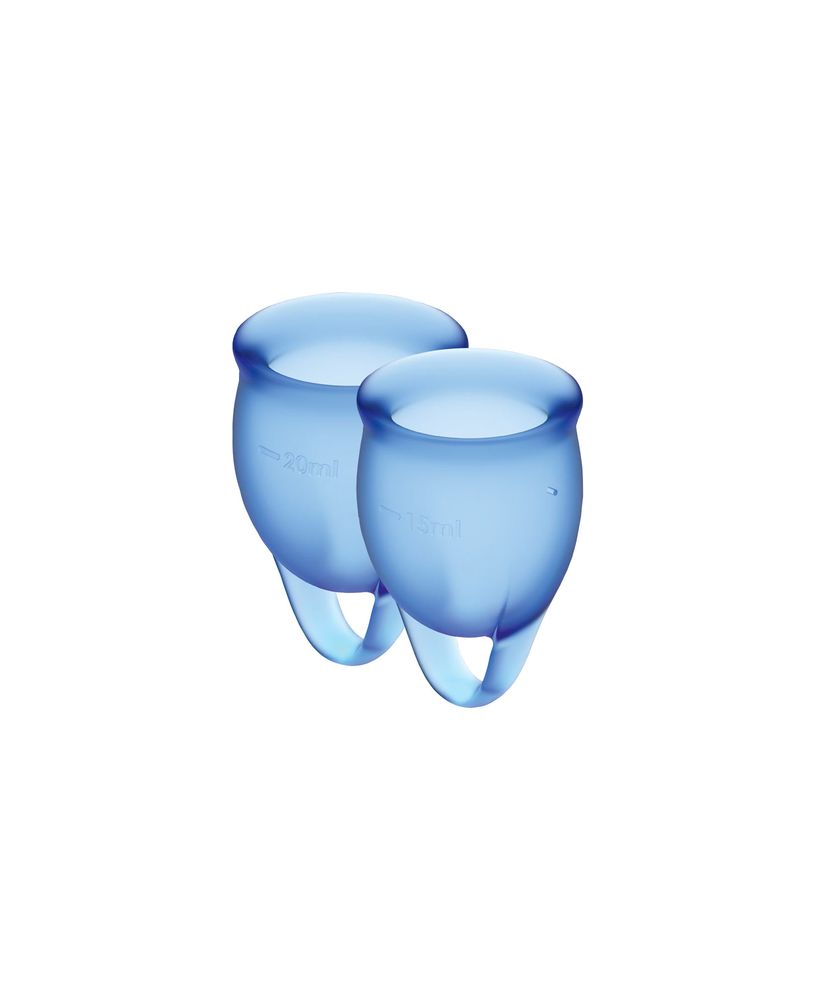 Dos copas menstruales Satisfyer en color azul oscuro, hechas para gestión menstrual cómoda y segura.