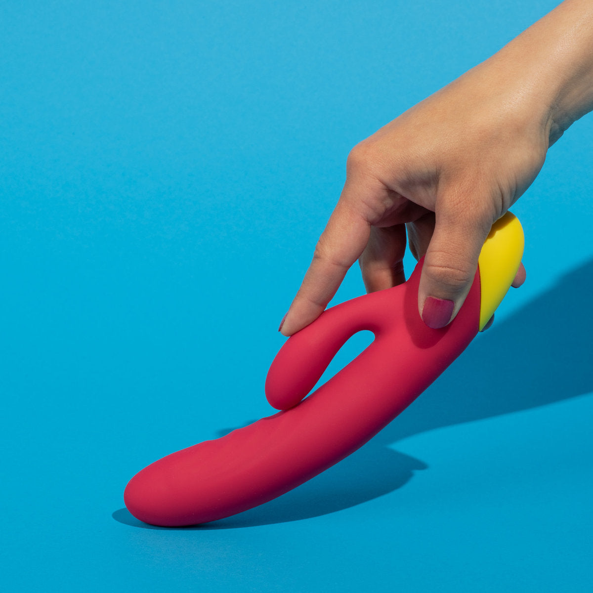 Vibrador rabbit ROMP Jazz con forma de conejo, en color vibrante, con diseño ergonómico y detallado para placer sensual.