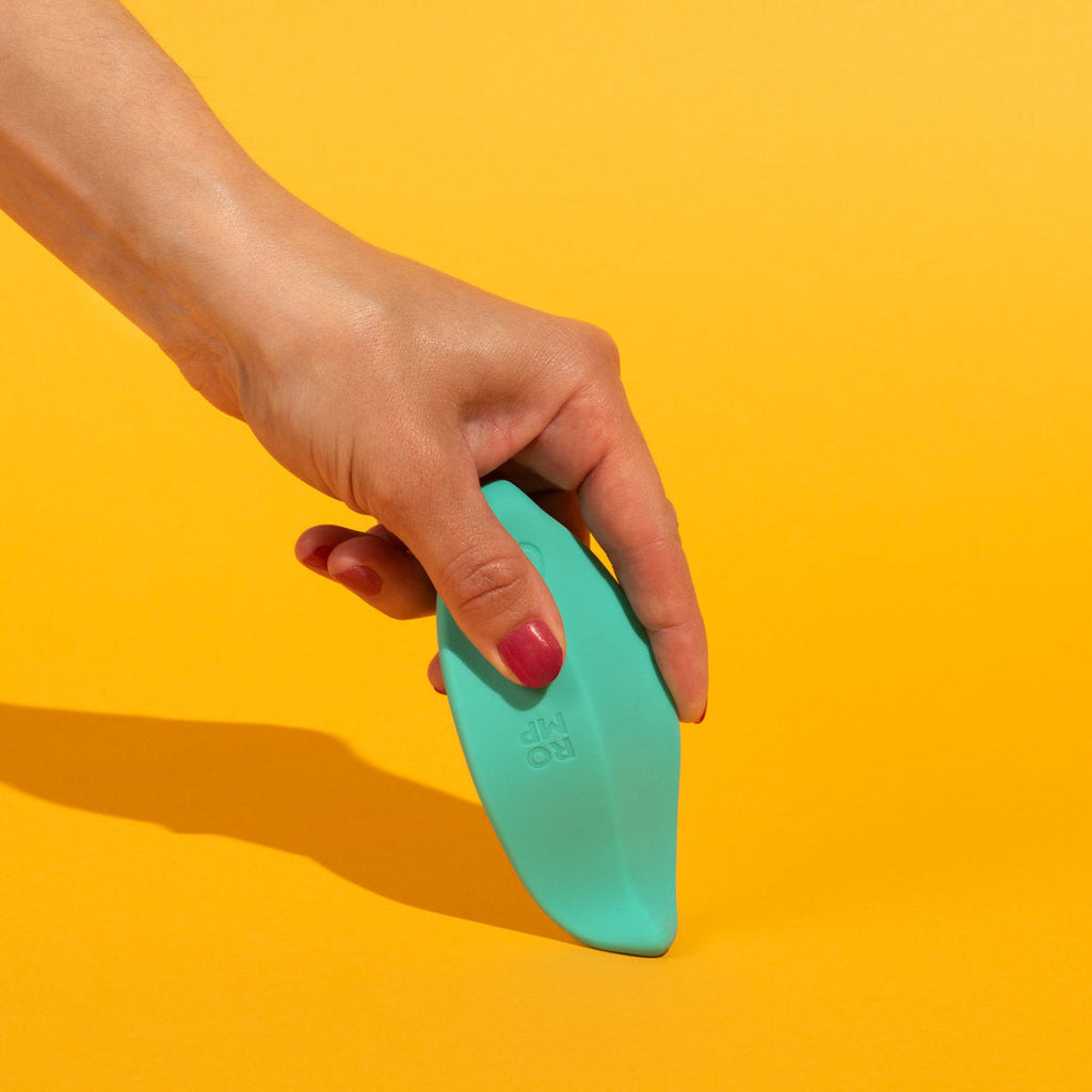 Estimulador de clítoris Romp Wave de color turquesa, succionador compacto y ergonómico para placer íntimo femenino.