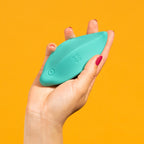 Estimulador de clítoris Romp Wave, succionador turquesa para placer femenino, con diseño ergonómico y suave.