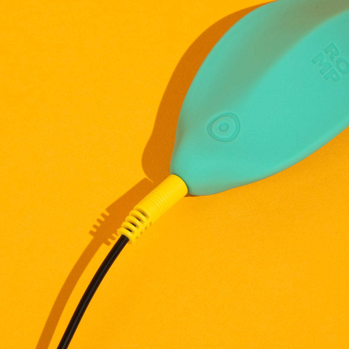 Estimulador de clítoris Romp Wave, succionador turquesa con diseño ergonómico y suaves detalles para placer íntimo.